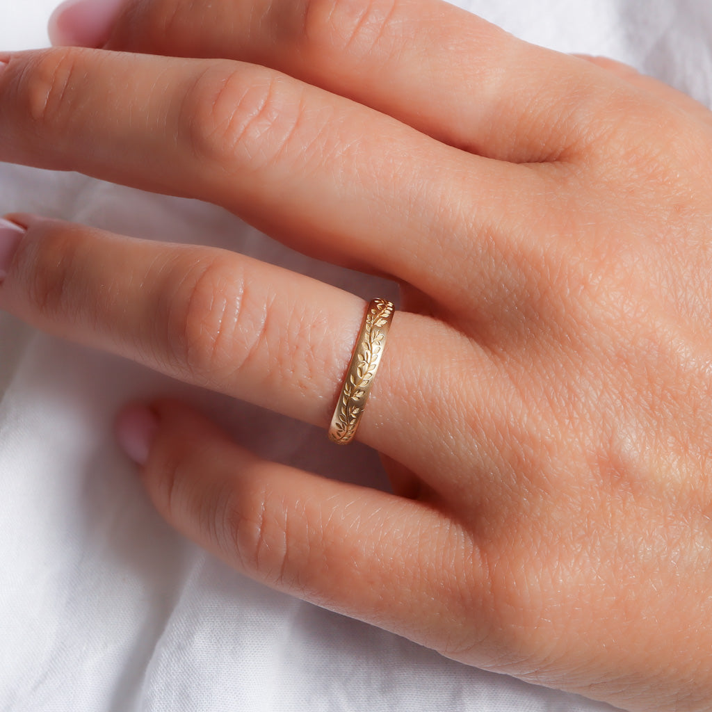 טבעת זהב ייחודית, מושלמת כטבעת נישואים -עם חריטות עדינות של עלי עץ המורינגה.