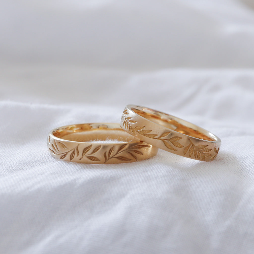 Scattered Leaves Texture Wedding Ring | Yellow Gold