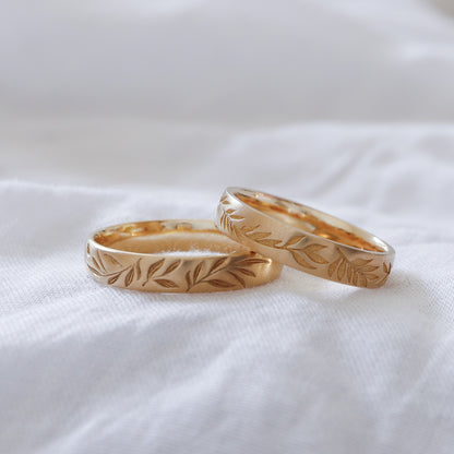 Scattered Leaves Texture Wedding Ring | Yellow Gold