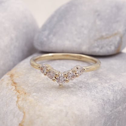 Curved band featuring round brilliant diamonds, dainty ring perfect as a wedding jewelry.