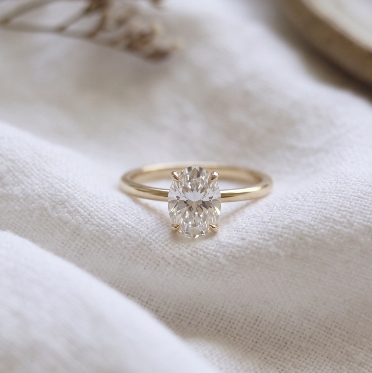 Classic oval ring in yellow gold