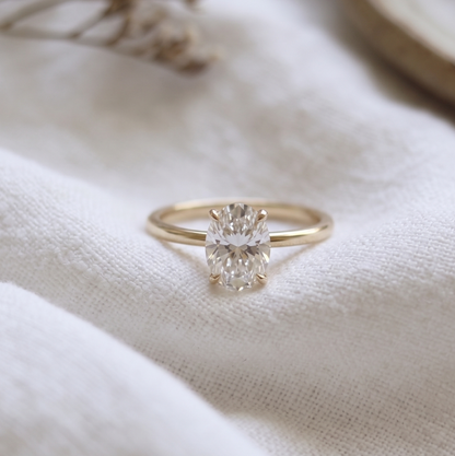 Classic oval ring in yellow gold